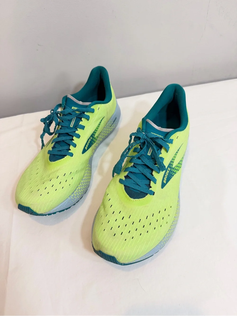 Brooks Hyperion Tempo running shoes in the bright Green/Kayaking/Dusty Blue 11